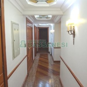 Apto Mobiliado com 242m², 3 dormitórios, 5 vagas, no bairro Panazzolo em Caxias do Sul para Comprar