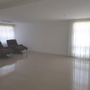 Casa Comercial com 458m², 2 dormitórios, 2 vagas, no bairro Cinqüentenário em Caxias do Sul para Comprar