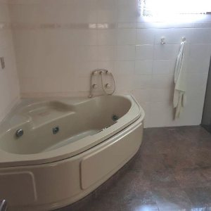 Casa Comercial com 458m², 2 dormitórios, 2 vagas, no bairro Cinqüentenário em Caxias do Sul para Comprar