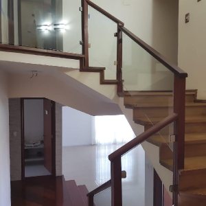 Casa Comercial com 458m², 2 dormitórios, 2 vagas, no bairro Cinqüentenário em Caxias do Sul para Comprar