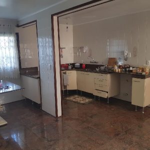 Casa Comercial com 458m², 2 dormitórios, 2 vagas, no bairro Cinqüentenário em Caxias do Sul para Comprar