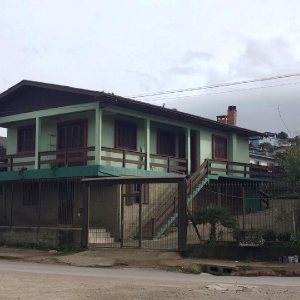 Casa com 218m², 5 dormitórios, 1 vaga, no bairro Santa Fé em Caxias do Sul para Comprar