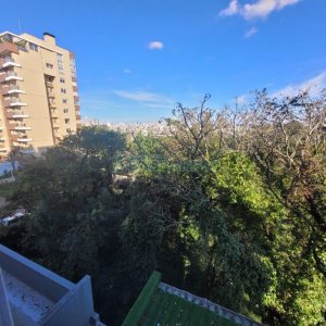 Apartamento com 81m², 2 dormitórios, 2 vagas, no bairro Vila Horn em Caxias do Sul para Comprar