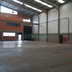 Pavilhão com 1294m², no bairro Cinqüentenário em Caxias do Sul para Alugar