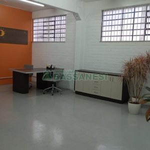 Pavilhão com 1294m², no bairro Cinqüentenário em Caxias do Sul para Alugar