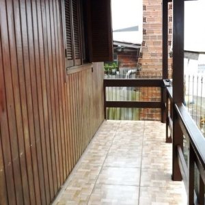 Casa com 85m², 2 dormitórios, 1 vaga, no bairro Centenário em Caxias do Sul para Comprar