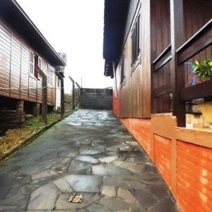 Casa com 85m², 2 dormitórios, 1 vaga, no bairro Centenário em Caxias do Sul para Comprar