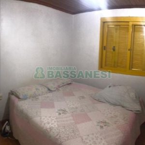 Casa com 125m², 2 dormitórios, 1 vaga, no bairro Charqueadas em Caxias do Sul para Comprar