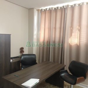 Loja com 311m², no bairro Cinqüentenário em Caxias do Sul para Comprar