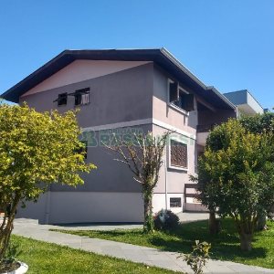 Casa com 690m², 4 dormitórios, 2 vagas, no bairro Diamantino em Caxias do Sul para Comprar