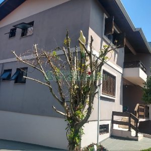 Casa com 690m², 4 dormitórios, 2 vagas, no bairro Diamantino em Caxias do Sul para Comprar