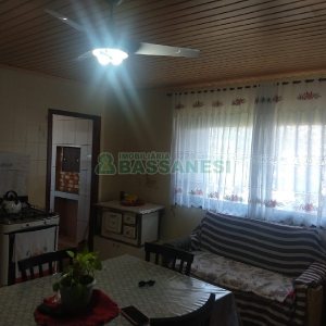 Casa com 690m², 4 dormitórios, 2 vagas, no bairro Diamantino em Caxias do Sul para Comprar