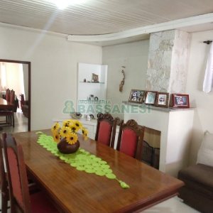 Casa com 268m², 3 dormitórios, 4 vagas, no bairro São Leopoldo em Caxias do Sul para Comprar