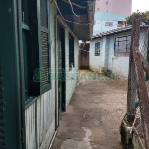Casa com 300m², 2 dormitórios, no bairro Panazzolo em Caxias do Sul para Comprar