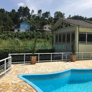 Casa com 315m², 3 dormitórios, 1 vaga, no bairro Centro em São Marcos para Comprar