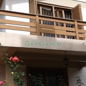 Casa com 289m², 3 dormitórios, 2 vagas, no bairro Medianeira em Caxias do Sul para Comprar