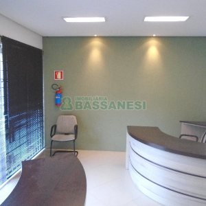 Loja com 52m², 2 vagas, no bairro Panazzolo em Caxias do Sul para Comprar