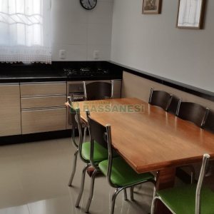 Sobrado com 100m², 2 dormitórios, 2 vagas, no bairro Bela Vista em Caxias do Sul para Comprar