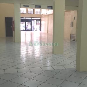 Loja com 415m², 2 vagas, no bairro Centro em Caxias do Sul para Alugar