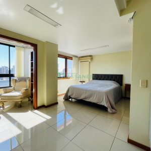Apto Mobiliado com 262m², 3 dormitórios, 2 vagas, no bairro Centro em Caxias do Sul para Comprar
