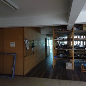 Loja com 713m², 10 vagas, no bairro Pio X em Caxias do Sul para Comprar