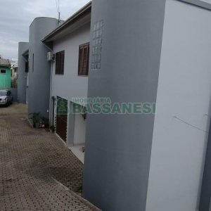 Casa com 102m², 3 dormitórios, 2 vagas, no bairro Interlagos em Caxias do Sul para Comprar