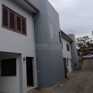 Casa com 102m², 3 dormitórios, 2 vagas, no bairro Interlagos em Caxias do Sul para Comprar