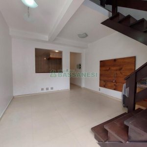 Sobrado com 102m², 3 dormitórios, 2 vagas, no bairro Interlagos em Caxias do Sul para Alugar ou Comprar