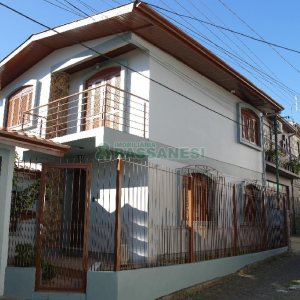 Casa com 113m², 3 dormitórios, 2 vagas, no bairro Exposição em Caxias do Sul para Alugar
