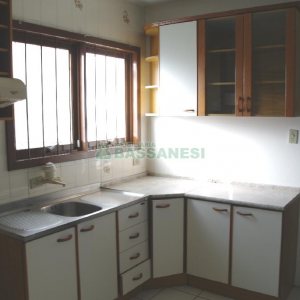 Casa com 113m², 3 dormitórios, 2 vagas, no bairro Exposição em Caxias do Sul para Alugar