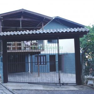 Casa com 70m², 3 dormitórios, 2 vagas, no bairro Galópolis em Caxias do Sul para Alugar