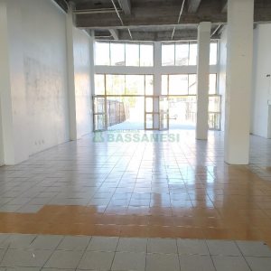 Loja com 564m², 1 vaga, no bairro Cristo Redentor em Caxias do Sul para Alugar