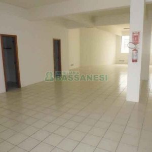 Loja com 692m², 13 vagas, no bairro Centro em Caxias do Sul para Alugar