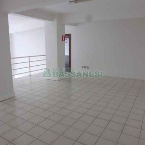 Loja com 692m², 13 vagas, no bairro Centro em Caxias do Sul para Alugar