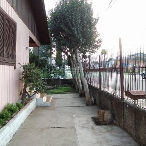 Casa com 80m², 2 dormitórios, 1 vaga, no bairro Kayser em Caxias do Sul para Comprar