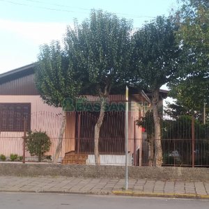 Casa com 80m², 2 dormitórios, 1 vaga, no bairro Kayser em Caxias do Sul para Comprar