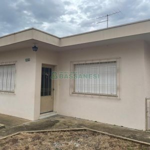 Casa Mobiliada com 130m², 3 dormitórios, 2 vagas, no bairro Panazzolo em Caxias do Sul para Comprar