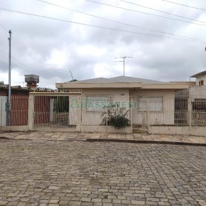 Casa Mobiliada com 130m², 3 dormitórios, 2 vagas, no bairro Panazzolo em Caxias do Sul para Comprar