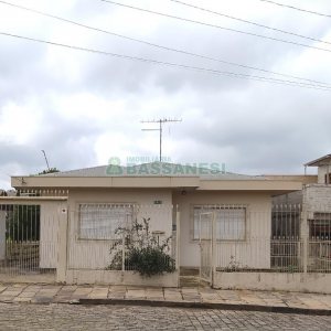 Casa Mobiliada com 130m², 3 dormitórios, 2 vagas, no bairro Panazzolo em Caxias do Sul para Comprar