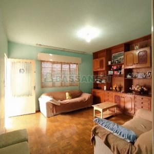 Casa Mobiliada com 130m², 3 dormitórios, 2 vagas, no bairro Panazzolo em Caxias do Sul para Comprar