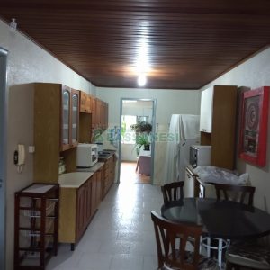 Casa com 80m², 5 dormitórios, 2 vagas, no bairro Universitário em Caxias do Sul para Comprar