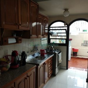 Casa com 239m², 3 dormitórios, 2 vagas, no bairro Rio Branco em Caxias do Sul para Comprar