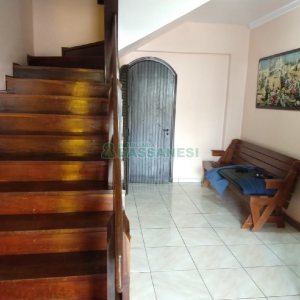 Casa com 239m², 3 dormitórios, 2 vagas, no bairro Rio Branco em Caxias do Sul para Comprar