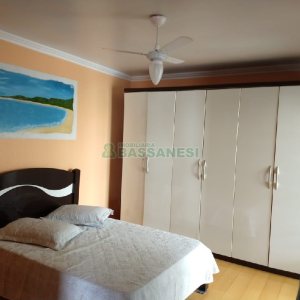 Casa com 239m², 3 dormitórios, 2 vagas, no bairro Rio Branco em Caxias do Sul para Comprar