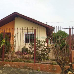 Casa com 60m², 5 dormitórios, 1 vaga, no bairro Santa Lúcia em Caxias do Sul para Comprar