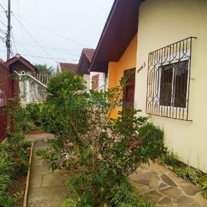 Casa com 60m², 5 dormitórios, 1 vaga, no bairro Santa Lúcia em Caxias do Sul para Comprar