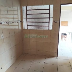 Casa com 60m², 5 dormitórios, 1 vaga, no bairro Santa Lúcia em Caxias do Sul para Comprar
