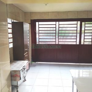 Casa com 60m², 5 dormitórios, 1 vaga, no bairro Santa Lúcia em Caxias do Sul para Comprar