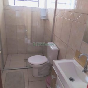 Casa com 60m², 5 dormitórios, 1 vaga, no bairro Santa Lúcia em Caxias do Sul para Comprar