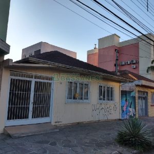 Casa com 250m², 3 dormitórios, 1 vaga, no bairro Centro em Caxias do Sul para Comprar